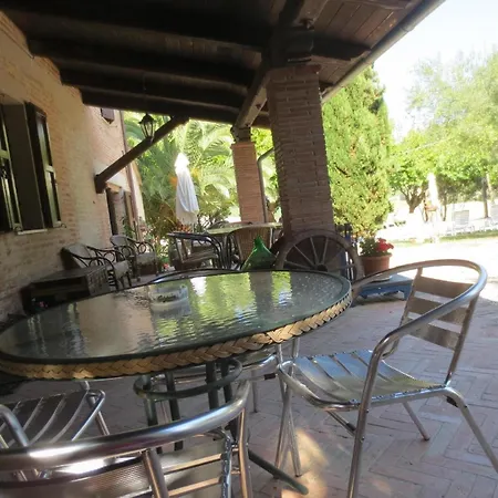 Appartement In Mit Garten, Gemeinsamem Pool Und Grill *